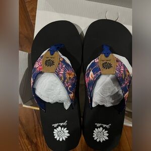 New in Box Yellowbox Size 7.5 Women’s Blue Flamingo flip flops
